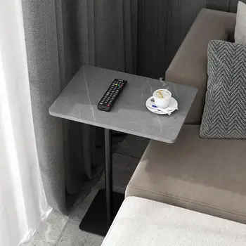 Светлый роскошный сланцевый диван в нескольких небольших квартирах, минималистичная гостиная в нескольких эксцентричных подвижных журнальных столиках